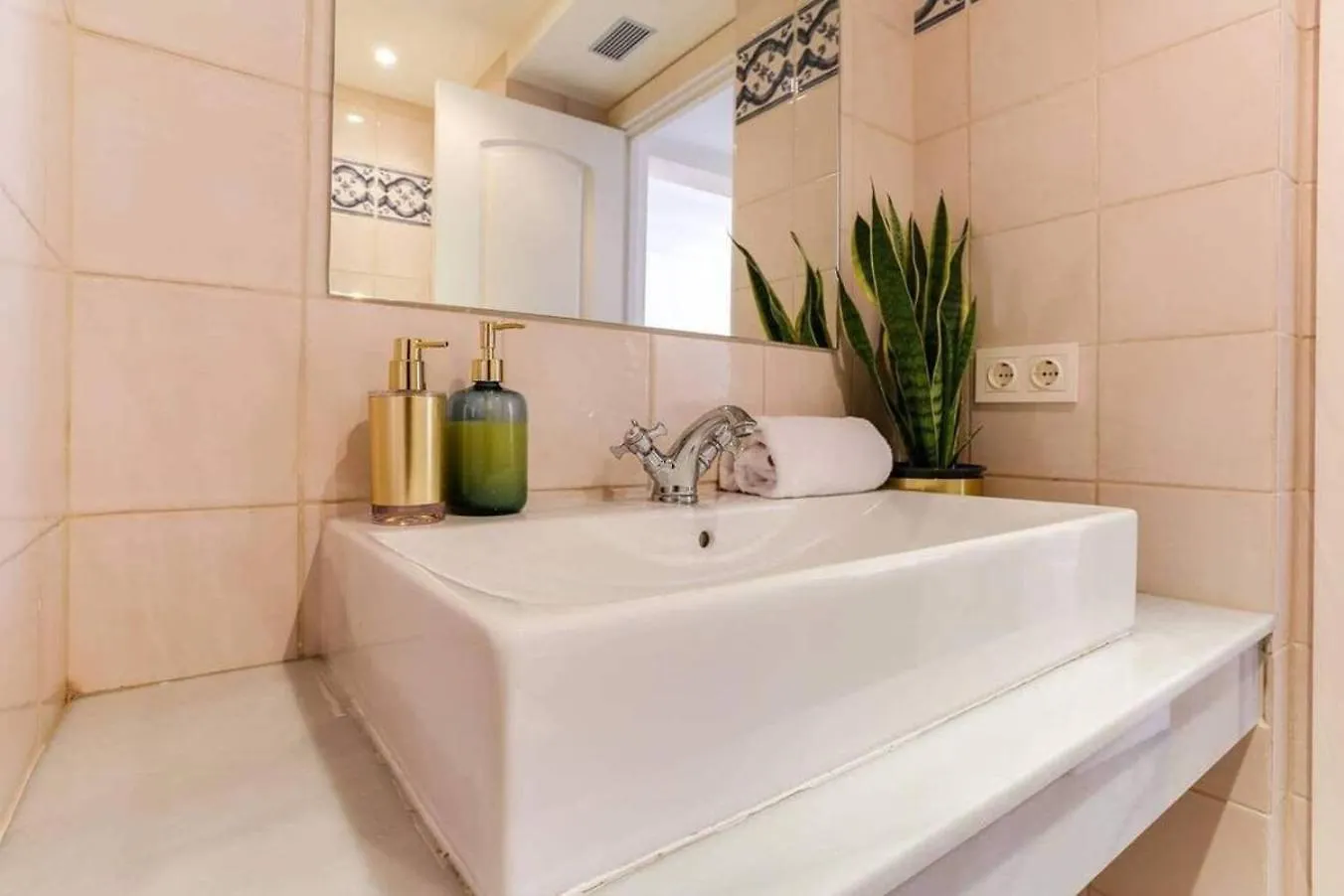 Stylish 2 Bdr In Trendy Gracia Apartment Barcelona